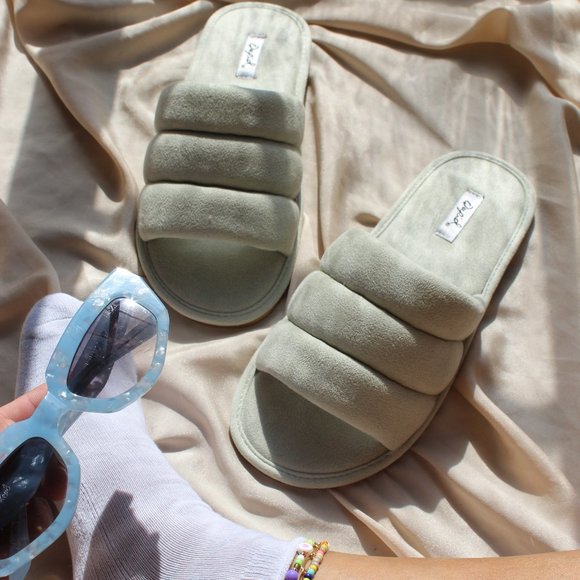 Shoes - 🆕️Spring has Sprung// Sage slippers